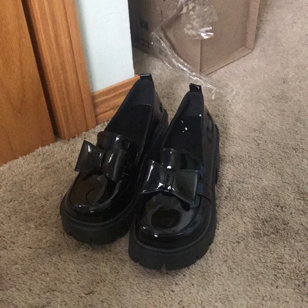 Black patent leather Mary Janes never worn size 35 about 5 1/2